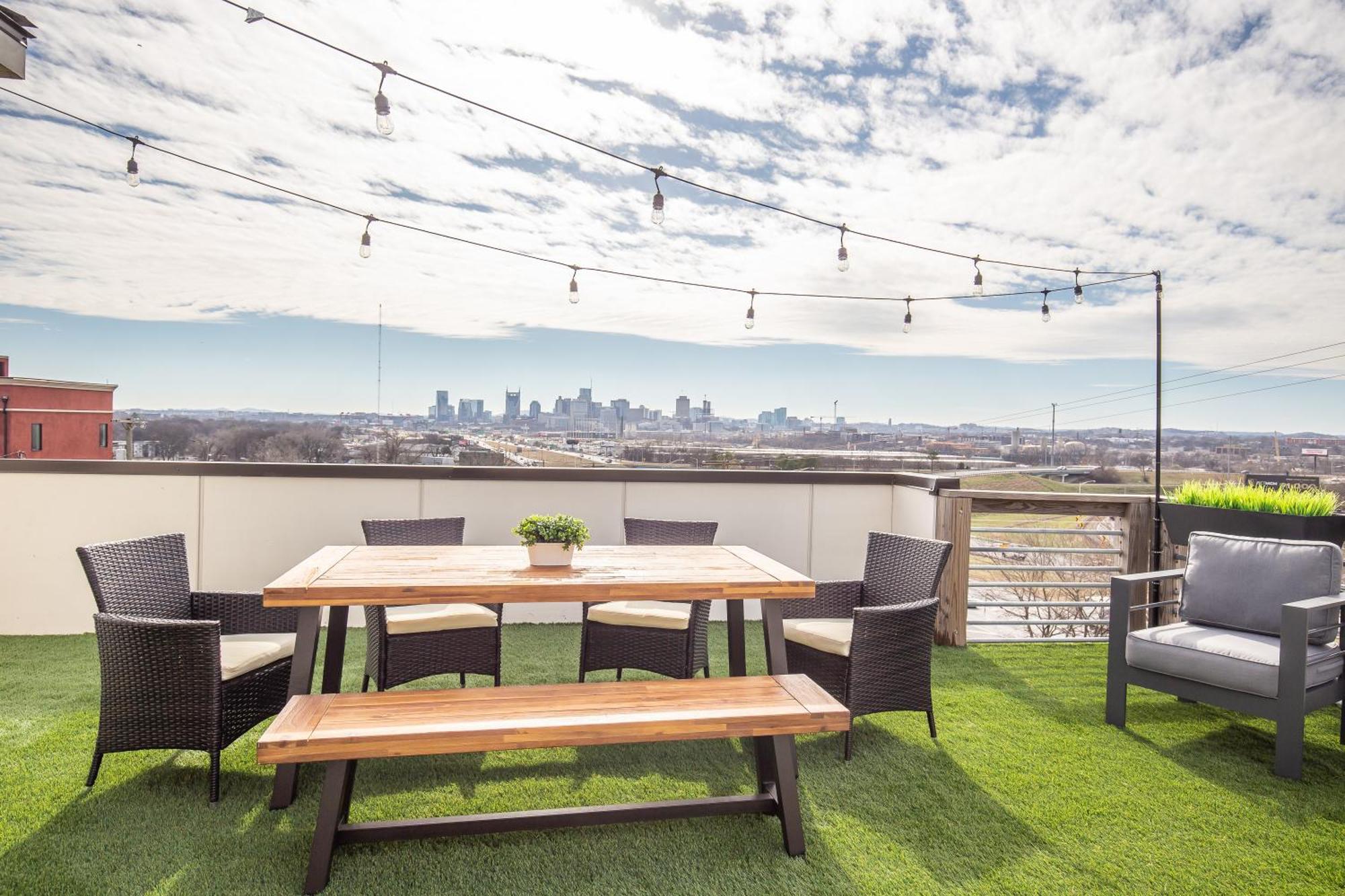 Whiskey House With Rooftop Golf, City Views! 8Min To Downtown! Sleeps 9! Nashville Zewnętrze zdjęcie