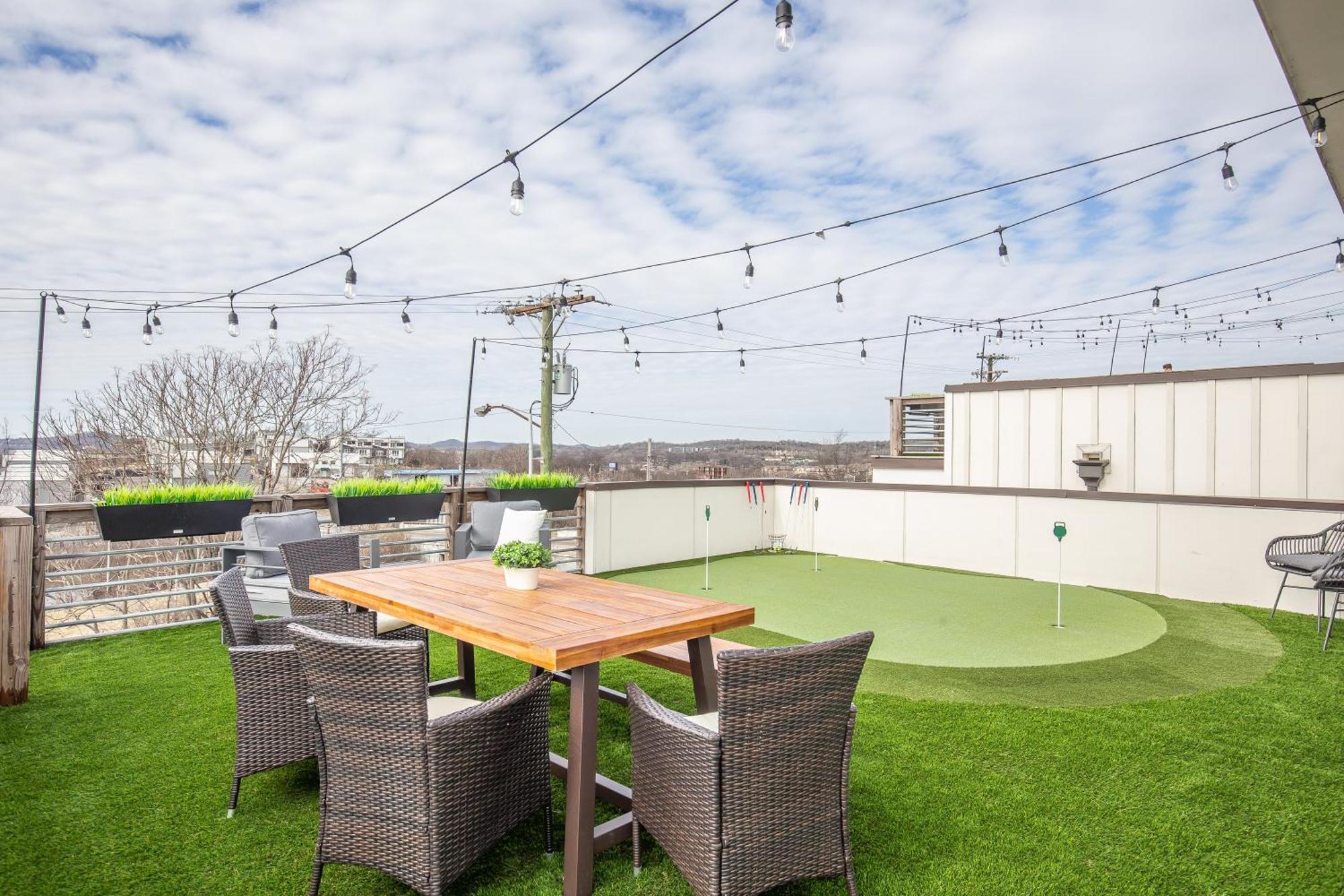 Whiskey House With Rooftop Golf, City Views! 8Min To Downtown! Sleeps 9! Nashville Zewnętrze zdjęcie